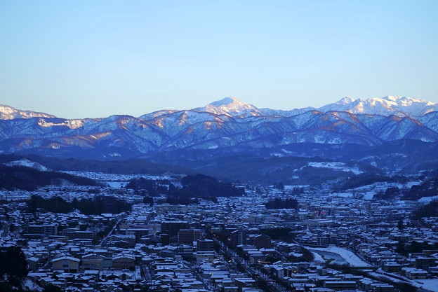卯辰山見晴台から　雪の山並みと街