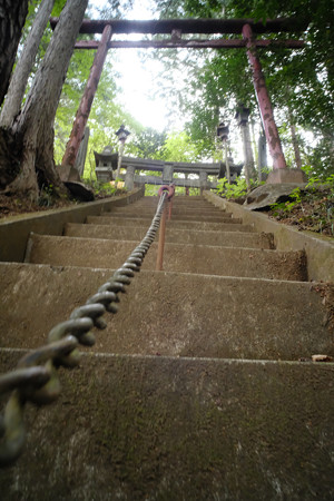 朝日稲荷神社_11ここから急な階段の方を登る-9184