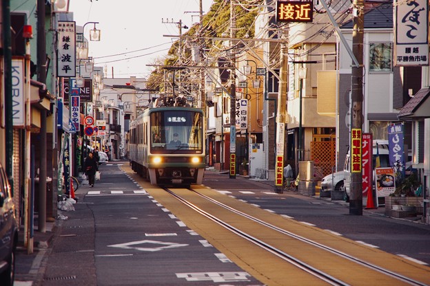 夕暮れの風景 腰越の町を走り江ノ電 写真共有サイト フォト蔵