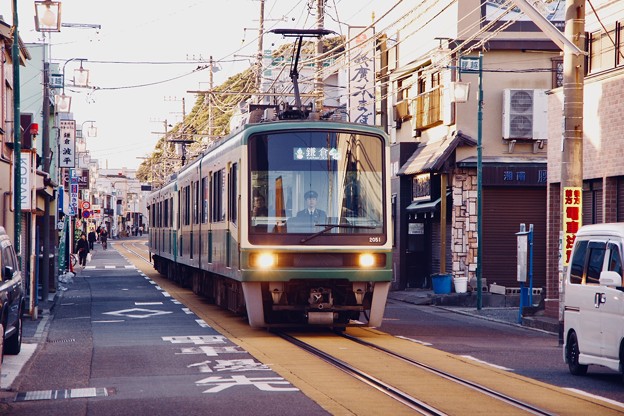 夕暮れの江ノ電風景 腰越駅へ00形 写真共有サイト フォト蔵