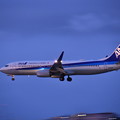 撮って出し。。陽も落ちて瀬長島ANA B737 那覇空港へアプローチ 6月17日
