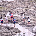 沖縄 瀬長島の海岸で遊ぶ子供達 20180617