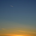 夕暮れの空と飛行機雲