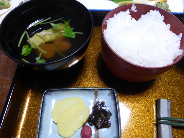 タカキビ入りお吸い物と地元作のコシヒカリ