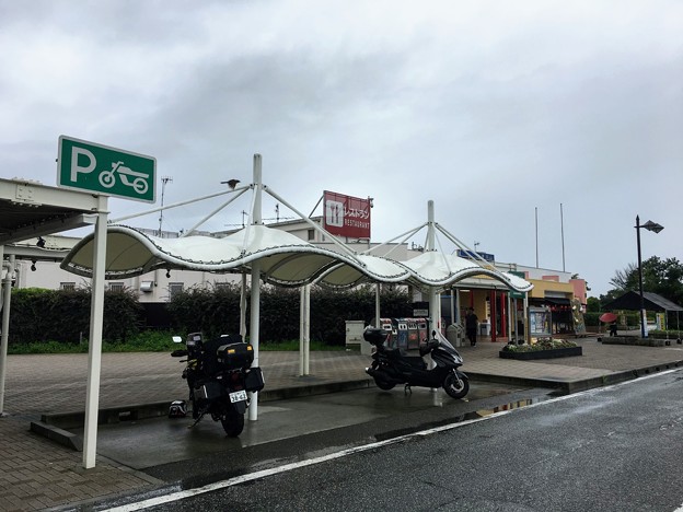 明石SAで雨宿り