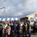 Photos: 茹でカニを買う人の列（9時前）