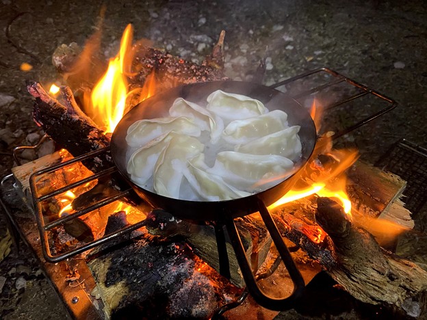 焚き火で焼き餃子