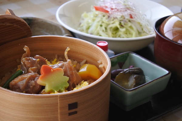 大館駅前の鶏めし屋さんでいただいた鶏めし