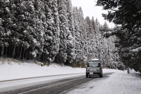 阿蘇方面へ向かう車はほとんどおらず、雪道ドライブを楽しめます