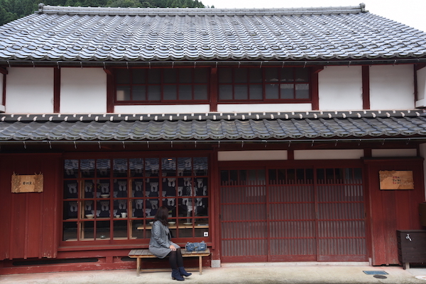 熊川宿では赤茶色の壁が多い