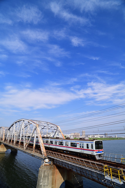荒川橋梁を渡る京成電車
