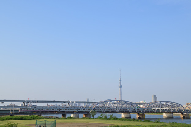 スカイツリーと荒川橋梁を渡る京成電車