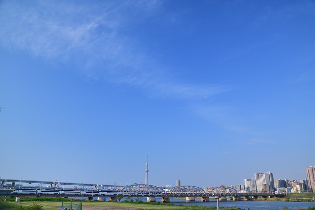 スカイツリーと荒川橋梁を渡る京成スカイライナー