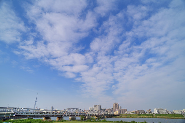 天を埋める勢いの高層雲と京成電車