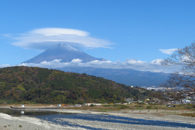 Photos: 富士川と流れる雲と帽子。