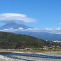 富士川と流れる雲と帽子。