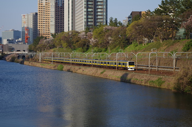 外濠沿いを走る黄色い電車