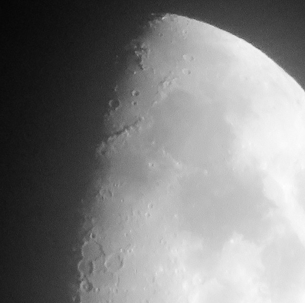 SX730 HSで撮影した半月（修正済み、モノクロ） - 7