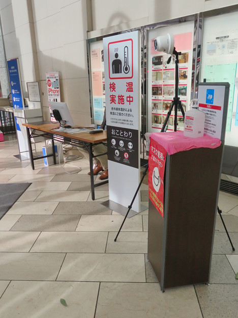 松坂屋名古屋店：入り口で赤外線体温計による検温 - 1