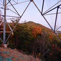 大谷山の送電線鉄塔下 - 2：紅葉した道樹山山頂