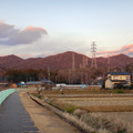 大谷川沿いから見た夕暮れ時の冬の春日井三山
