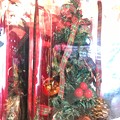クリスマスツリーは小さくてもいい。チェックリボン松ぼっくりも付いてた可愛い和む、飛行機後→穏やか静寂、幸せ、温かい心を赤い愛を灯りを1人でも願う祈るXmas, Joy to the red world