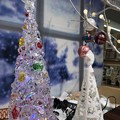 Photos: 17:10Crystal Xmas Tree～旅先にてXmas雑貨みるだけでも小さな幸せ( ´ ▽ ` )こういうクリスマスツリーもあった。背景は雪景色でムーディ♪サンタは寒くないかな？旅は寒かったよ