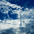 雲の中に飛行機の航跡が