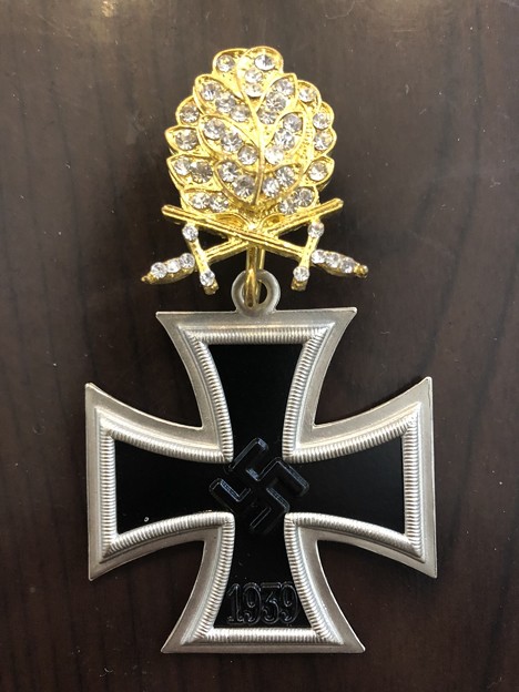 金柏葉剣付きダイヤモンド章と騎士鉄十字章