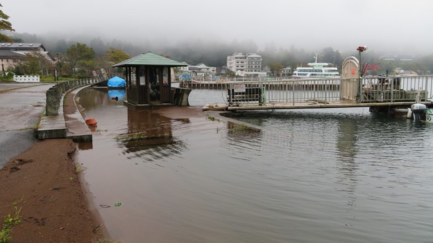 Photos: 水位上昇中の芦ノ湖