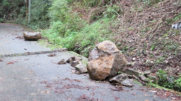 Photos: 大きな岩崩れ