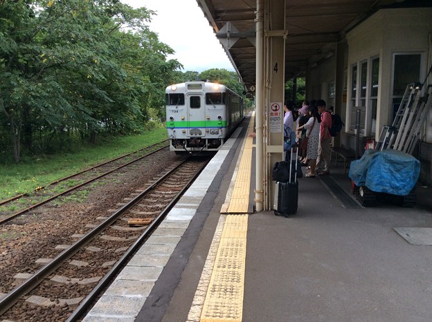 大沼公園駅に函館行き普通列車が到着