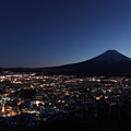 富士山に見守られる街