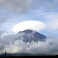雲が舞う富士山