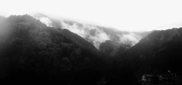 雲海の山々（白黒）