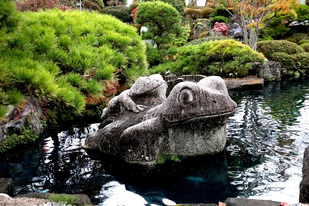 信玄の里宝石庭園４　カエルの石像