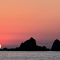 Photos: 三ツ石と昇る陽1