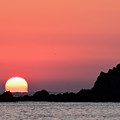 Photos: 三ツ石と昇る陽2