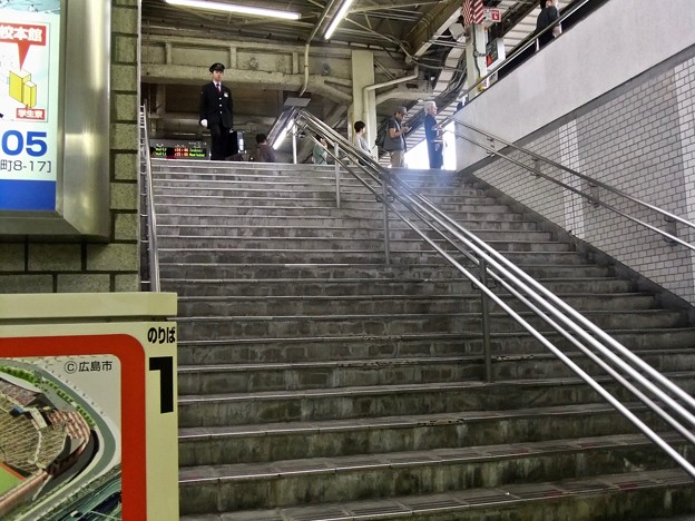 広島駅 在来線1番ホーム 階段 地下道 広島市南区松原町 2011年11月6日