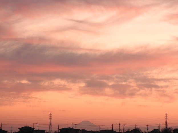 Photos: 夕暮れ遠く富士山シルエット