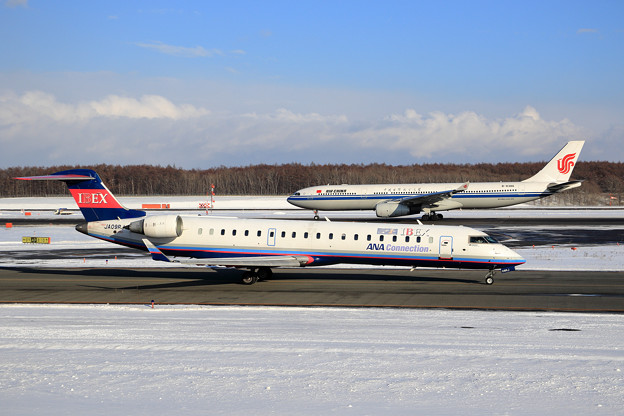 Photos: CRJ700 IBEXとA330 CCA