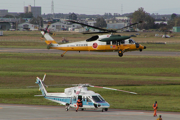 UH-60J 58-4562 + S-76C MH755くまたか OKD 2004.09