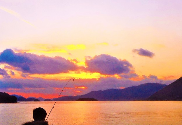 師走の夕陽＠週末の釣り人＠瀬戸内海・岩子島