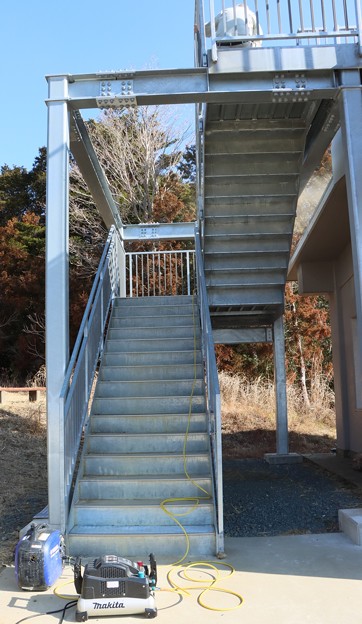 富幕山休憩舎展望デッキの階段整備