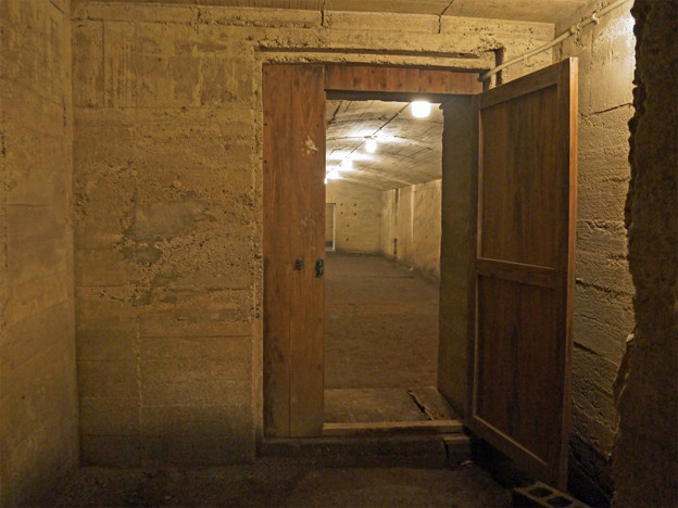 串良基地跡の地下壕第一電信室(4)
