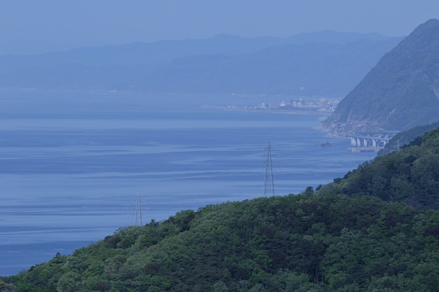 あさひ城山　山頂から　新潟県・親不知（右）