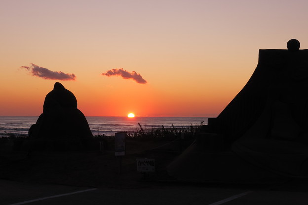 千里浜　夕日と砂像