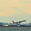 羽田沖から富士山を望む(JAL BOEING777)